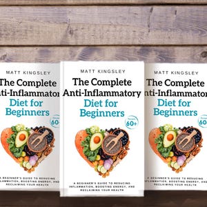 Puede incluir: Tres portadas de libros id&eacute;nticas con un fondo blanco y el t&iacute;tulo "The Complete Anti-Inflammatory Diet for Beginners" en texto negro. Las portadas de los libros presentan una disposici&oacute;n en forma de coraz&oacute;n de frutas y verduras coloridas.