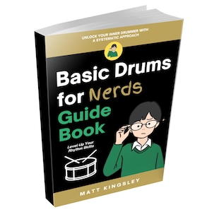 Puede incluir: Un libro negro y dorado titulado "Basic Drums for Nerds Guide Book" con una ilustración de dibujos animados de una persona con gafas y una camisa verde. La portada del libro también presenta una batería con el texto "Level Up Your Rhythm Skills".