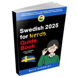 Puede incluir: Un libro titulado "Swedish 2025 for Nerds Guide Book" con una cubierta negra y detalles azules. La portada presenta una ilustración de dibujos animados y la bandera sueca. El texto dice "Learn Swedish Like a Pro".