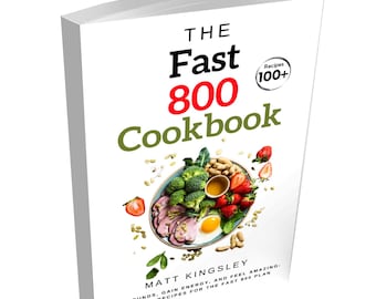 Puede incluir: El libro de cocina Fast 800 de Matt Kingsley. Una cubierta de libro blanca con una imagen colorida de un plato de comida con un huevo frito, jamón, brócoli, fresas y nueces. El texto en la cubierta dice "The Fast 800 Cookbook" y "Shed pounds, gain energy, and feel amazing: Delicious recipes for the Fast 800 plan."