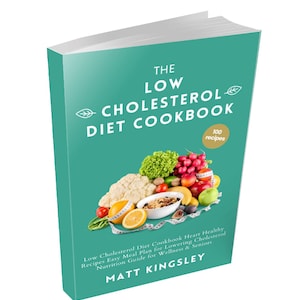 Op de afbeelding: Een turquoise kookboek getiteld "The Low Cholesterol Diet Cookbook" met de naam van de auteur, Matt Kingsley, onderaan. De omslag toont een levendig assortiment verse producten, waaronder bloemkool, tomaten en citroenen. Het boek belooft 100 recepten.
