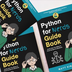 K&ouml;nnte beinhalten: Drei Exemplare eines Buches mit dem Titel "Python for Nerds Guide Book" mit einer Cartoon-Illustration einer Person mit Brille. Der Buchumschlag ist schwarz mit gelben und gr&uuml;nen Akzenten. Der Text auf dem Umschlag lautet "Code Like You Mean It, From Scripts to Systems."