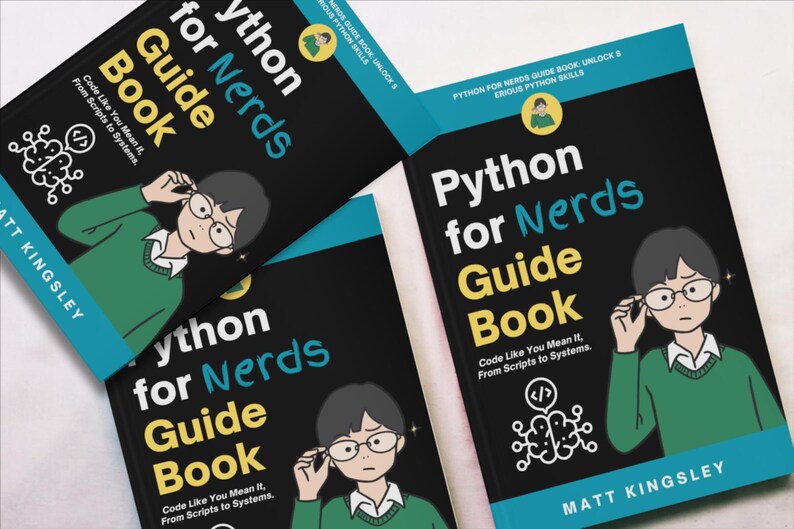 K&ouml;nnte beinhalten: Drei Exemplare eines Buches mit dem Titel "Python for Nerds Guide Book" mit einer Cartoon-Illustration einer Person mit Brille. Der Buchumschlag ist schwarz mit gelben und gr&uuml;nen Akzenten. Der Text auf dem Umschlag lautet "Code Like You Mean It, From Scripts to Systems."
