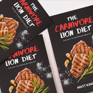 Puede incluir: Tres cubiertas de libros negras con el t&iacute;tulo "The Carnivore Lion Diet" en texto rojo y blanco. La clave para una salud &oacute;ptima est&aacute; escrita en texto blanco m&aacute;s peque&ntilde;o. Las cubiertas presentan un primer plano de carne a la parrilla con romero y ajo.