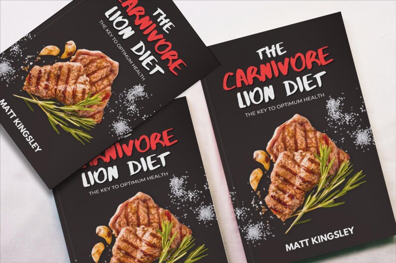 Puede incluir: Tres cubiertas de libros negras con el t&iacute;tulo "The Carnivore Lion Diet" en texto rojo y blanco. La clave para una salud &oacute;ptima est&aacute; escrita en texto blanco m&aacute;s peque&ntilde;o. Las cubiertas presentan un primer plano de carne a la parrilla con romero y ajo.