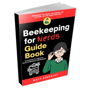 Puede incluir: Una portada de libro con fondo negro y detalles en rojo y amarillo. El título es "Beekeeping for Nerds Guide Book" y presenta una ilustración de dibujos animados de una persona con gafas. El texto "Everything You Need to Know to Become a Beekeeper" está debajo del título. El nombre del autor, "Matt Kingsley", está en la parte inferior de la portada.