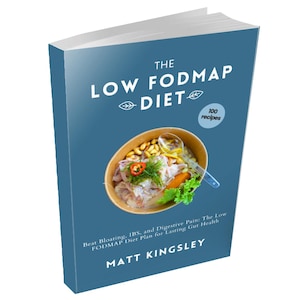 Op de afbeelding: Een boek getiteld "The Low FODMAP Diet" met een blauwe kaft. De kaft toont tekst en een kom met eten. Het belooft te helpen bij een opgeblazen gevoel, PDS en spijsverteringspijn, met 100 recepten. De auteur is Matt Kingsley.