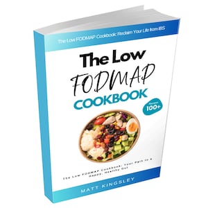 Op de afbeelding: Het Low FODMAP-kookboek: Herwin je leven met het prikkelbare darmsyndroom. Een blauwe en witte boekomslag met de titel "The Low FODMAP Cookbook" in zwarte tekst. De omslag bevat ook een foto van een salade in een kom en de tekst "Recepten 100+".