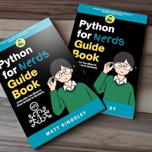 K&ouml;nnte beinhalten: Zwei Exemplare des Buches "Python for Nerds Guide Book" von Matt Kingsley. Der Buchumschlag zeigt eine Comic-Illustration einer Person mit Brille und einem gr&uuml;nen Pullover. Der Buchtitel ist in gelber und schwarzer Schrift. Der Untertitel des Buches lautet "Code Like You Mean It. From Scripts to Systems."