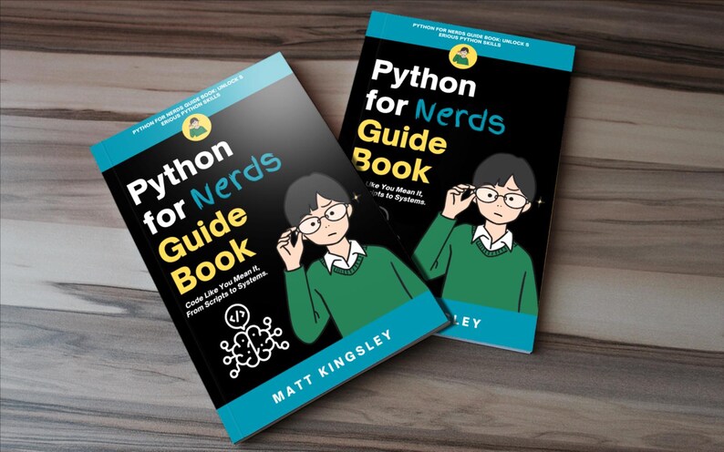 K&ouml;nnte beinhalten: Zwei Exemplare des Buches "Python for Nerds Guide Book" von Matt Kingsley. Der Buchumschlag zeigt eine Comic-Illustration einer Person mit Brille und einem gr&uuml;nen Pullover. Der Buchtitel ist in gelber und schwarzer Schrift. Der Untertitel des Buches lautet "Code Like You Mean It. From Scripts to Systems."