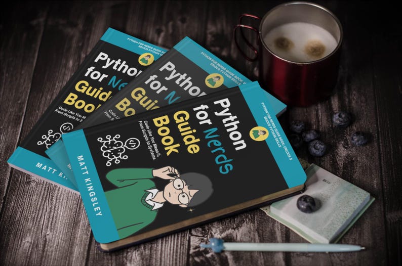 K&ouml;nnte beinhalten: Drei schwarze und blaue Taschenb&uuml;cher, die auf einer Holzoberfl&auml;che gestapelt sind. Die B&uuml;cher tragen den Titel "Python for Nerds Guide Book" und zeigen eine Comic-Illustration einer Person mit Brille und gr&uuml;nem Hemd. Die B&uuml;cher sind von einer Tasse Kaffee, Blaubeeren und einem Notizbuch umgeben.