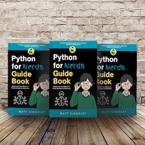 K&ouml;nnte beinhalten: Drei schwarze und gelbe Taschenb&uuml;cher mit dem Titel "Python for Nerds Guide Book" mit einer Cartoon-Illustration einer Person mit Brille und gr&uuml;nem Hemd. Der Text "Code Like You Mean It. From Scripts to Systems." ist auf dem Cover gedruckt.