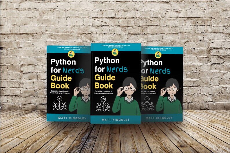 K&ouml;nnte beinhalten: Drei schwarze und gelbe Taschenb&uuml;cher mit dem Titel "Python for Nerds Guide Book" mit einer Cartoon-Illustration einer Person mit Brille und gr&uuml;nem Hemd. Der Text "Code Like You Mean It. From Scripts to Systems." ist auf dem Cover gedruckt.