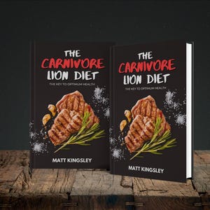 Puede incluir: Dos cubiertas de libros negras con texto blanco que dice "The Carnivore Lion Diet: The Key to Optimum Health". Las cubiertas presentan una imagen de primer plano de bistec a la parrilla con ramitas de romero y sal.