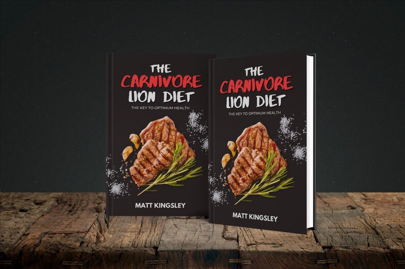 Puede incluir: Dos cubiertas de libros negras con texto blanco que dice "The Carnivore Lion Diet: The Key to Optimum Health". Las cubiertas presentan una imagen de primer plano de bistec a la parrilla con ramitas de romero y sal.
