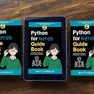 K&ouml;nnte beinhalten: Drei Exemplare des Buches "Python for Nerds Guide Book" von Matt Kingsley. Der Buchumschlag zeigt eine Comic-Illustration einer Person mit Brille und einem gr&uuml;nen Pullover.