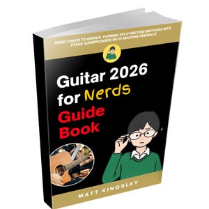 Könnte beinhalten: Ein Buch mit dem Titel "Guitar 2026 for Nerds Guide Book" mit schwarzem Einband und goldenen Akzenten. Das Cover zeigt eine Cartoon-Illustration einer Person mit Brille und Gitarre. Der Untertitel des Buches lautet "FROM CHAOS TO GENIUS: TURNING SPLIT-SECOND MISTAKES INTO STAGE SUPERPOWERS WITH MACHINE FEEDBACK."