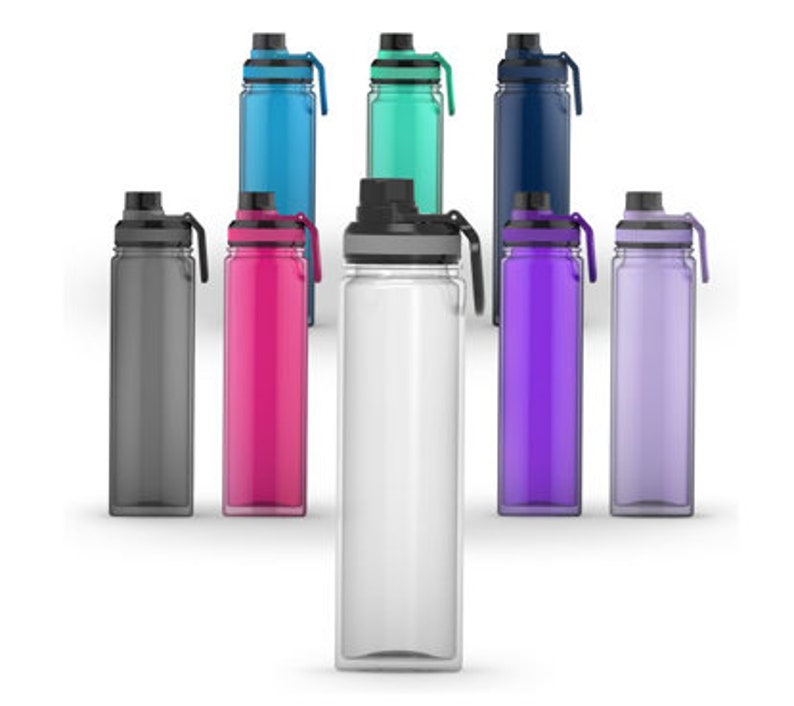 K&ouml;nnte beinhalten: Satz von acht Wasserflaschen in verschiedenen Farben, darunter Grau, Rosa, Wei&szlig;, Lila, Lavendel, Blau, Gr&uuml;n und Dunkelblau. Jede Flasche hat einen schwarzen Deckel mit einer Trageschlaufe.