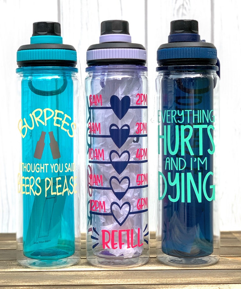 K&ouml;nnte beinhalten: Drei Wasserflaschen mit motivierenden Spr&uuml;chen. Die blaue Flasche sagt "Burpees Thought You Said Beers Please". Die klare Flasche hat Herz- und Zeitmarkierungen und sagt "Refill". Die dunkelblaue Flasche sagt "Everything Hurts And I'm Dying".