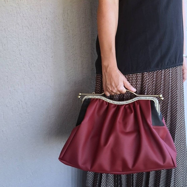 Retro bag with click clac closure in red and black synthetic leather. Bags with handles. Large handmade bags. Wedding bag. Gifts for her