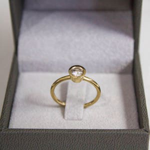 Anillo de compromiso delicado con diamantes en oro de 18 quilates para mujer