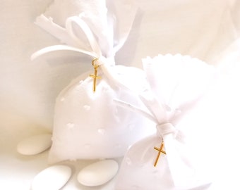 PURITY - WHITE & GOLD - Bag of favors in white cotton plumetis, white ribbon and a golden cross. Baptism, marriage, communion.