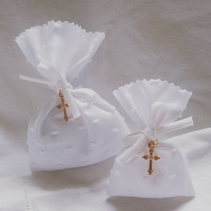 PURITY - WHITE & GOLD: White cotton dotted candy bag, white ribbon and golden trilobed cross for baptism, wedding, communion
