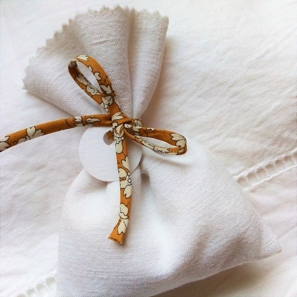 Pochon de dragées en linge ancien vintage et ruban Liberty Capel moutarde pour baptême, mariage, première communion