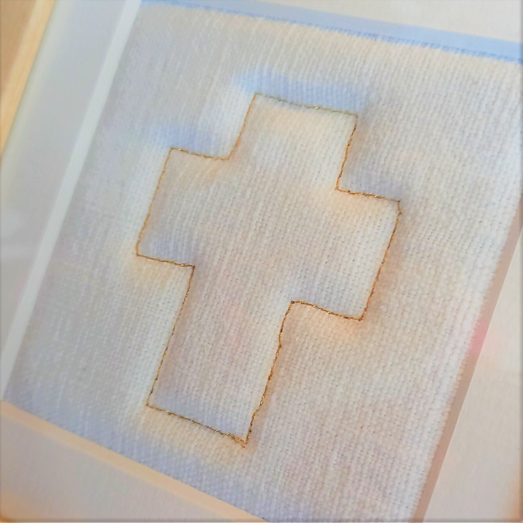 Croix Brodée Au Fil d'or sur Une Toile Ancienne Encadré Cadeau Noël, Communion, Naissance, Baptême,