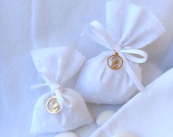 White cotton candy bag with plumetis tied with a white cord and enhanced with a golden Virgin Mary medal for baptism