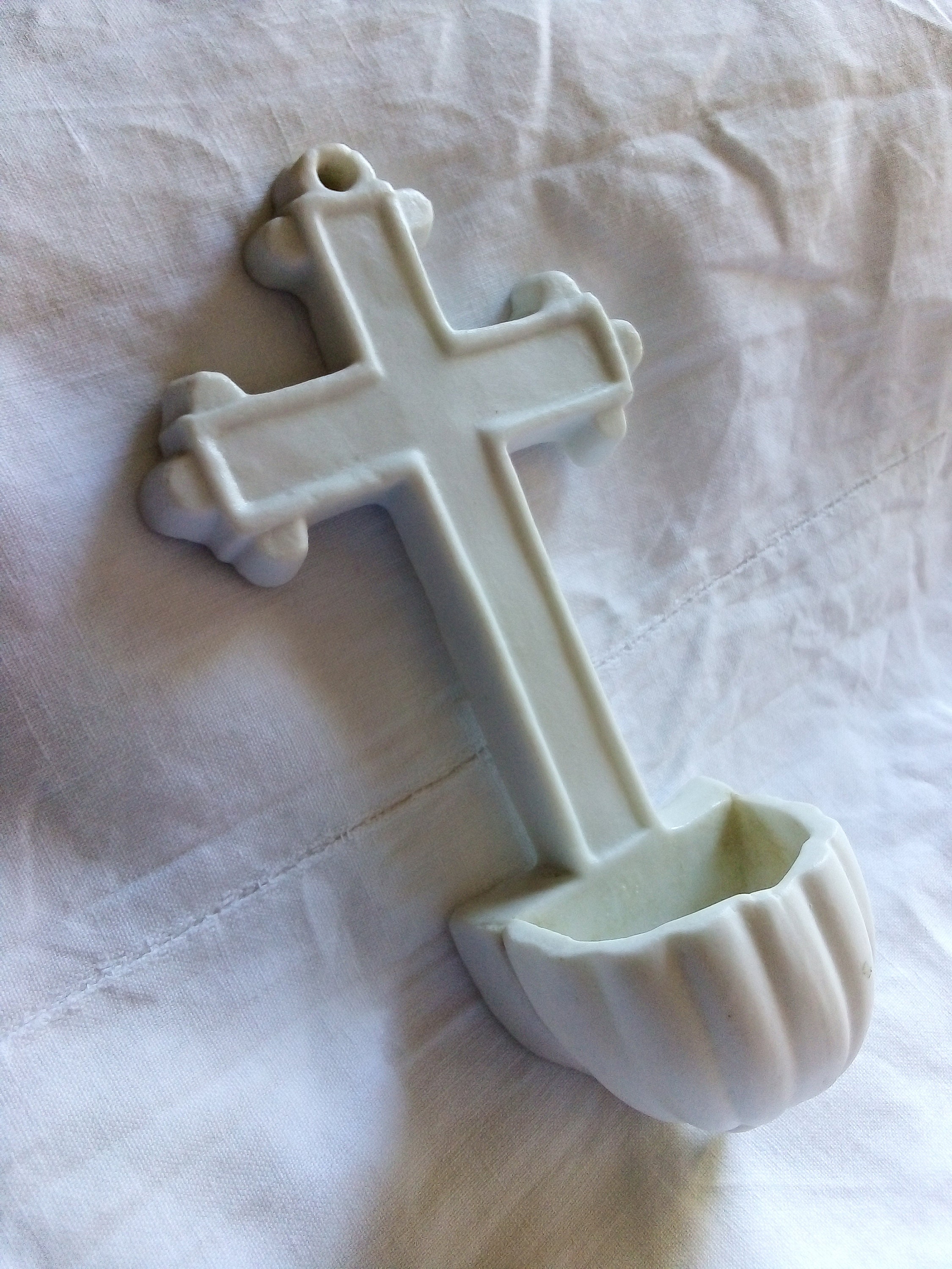 Bénitier Ancien en Biscuit avec Croix