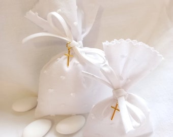 PURETE : Pochon de dragées en coton plumetis blanc, ruban blanc et une croix dorée. Baptême, mariage, communion.