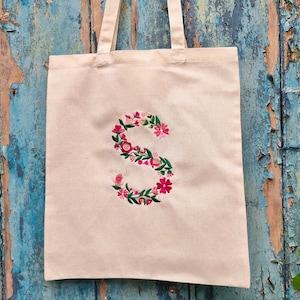 Personalisierte Blumeninitiale gestickte natürliche oder schwarze Einkaufstasche | Individuelles Design | Personalisierte Farben | Baumwoll Canvas Einkaufstasche
