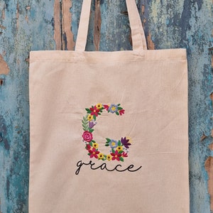 Personalisierte Blumeninitiale mit Namen gestickte natürliche oder schwarze Tasche | Individuelles Design | Personalisierte Farben | Baumwoll Canvas Einkaufstasche