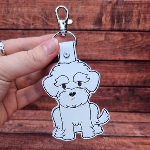 Schattige Maltese hond geborduurde sleutelhanger | Cadeau hondenliefhebber | Geborduurde tashanger | Kunstleervinyl | Karabijnsluiting | Schattige puppy-tastag