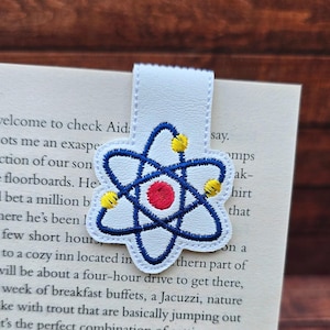 Marque-page magnétique atome brodé : cadeau pour amateur de livres scientifiques