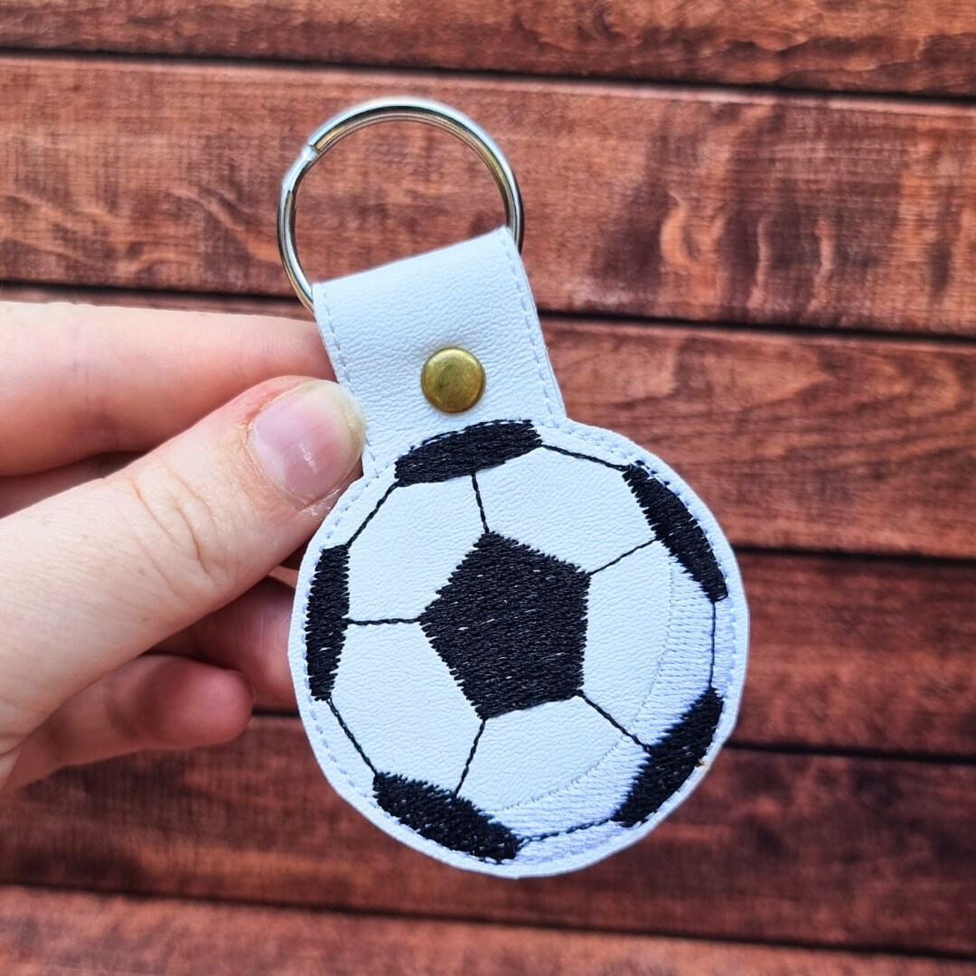 刺繍入りサッカーキーホルダー：フェイクレザー製サッカーボールバッグ