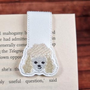 Gesticktes Pudel Lesezeichen: Magnetisches Accessoire für Hunde aus Kunstleder