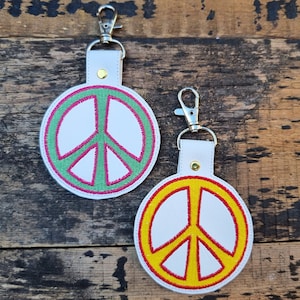 Llavero con el símbolo de la paz bordado: etiqueta hippie de cuero sintético para bolso