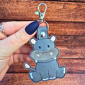 Niedliches Nilpferd Schlüsselanhänger | Geschenk für Tierliebhaber | Bestickter Schlüsselring | Kunstleder Vinyl | Hummer-Clip-Hardware | Süßer Taschenanhänger