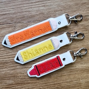 Crayon ou crayon personnalisé | Porte-clés brodé | Similicuir | Cadeau de rentrée scolaire | Couleur personnalisée | Cadeau mignon pour professeur | Bijou de sac