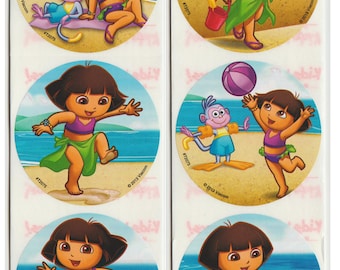 25 pegatinas (con licencia) de Dora visita la playa, 6,35 x 6,35 cm