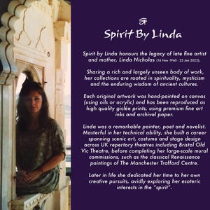 以下が含まれることがあります： 女性がアーチ型の入り口に座っており、「Spirit By Linda」というテキストがあります。テキストは、アーティストのリンダ・ニコラス、彼女の作品、そして彼女の精神性と神秘主義への関心について説明しています。画像は紫色の背景です。