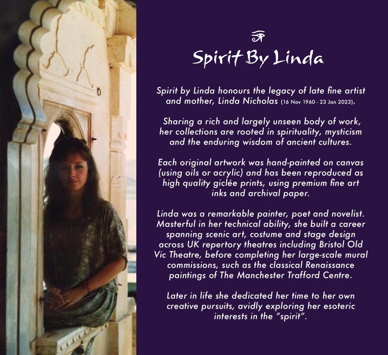 以下が含まれることがあります： 女性がアーチ型の入り口に座っており、「Spirit By Linda」というテキストがあります。テキストは、アーティストのリンダ・ニコラス、彼女の作品、そして彼女の精神性と神秘主義への関心について説明しています。画像は紫色の背景です。