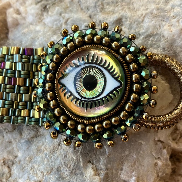 Vhagar Bracelet Kit with Vintage Eye Cabochon and Triangles