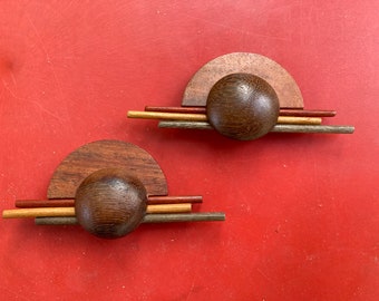 2 Broschen Modeschmuck aus Teak Mid Century Modern Design 60er Jahre