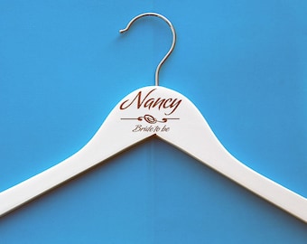 Gruccia per abito da sposa incisa: regalo personalizzato per la festa nuziale