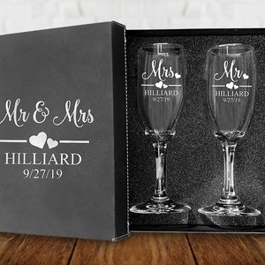 Set of 2 champagne flues, personalized names wedding toasts, Wedding Champagne Flutes, Engraved Wedding Champagne Glasses,Custom