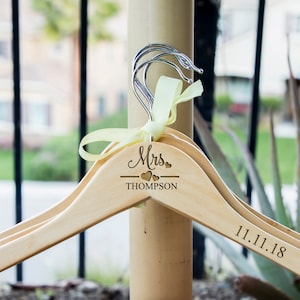 Appendiabiti sposa personalizzati per matrimonio,Mrs to be appendiabiti,appendiabiti nome,appendiabiti per abito da sposa,appendiabiti,appendiabiti inciso,incisione in legno,legno