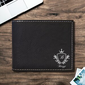 Cartera personalizada para hombres, cartera de cuero sintético personalizada, cartera plegable grabada, regalos de aniversario para él, diseño de escudo elegante